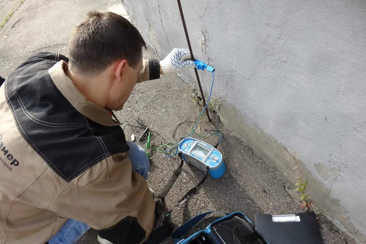 Измерение сопротивления контура заземления мегаомметром. Измерения сопротивления заземления прибор ис-1. Измерение сопротивления изоляции заземления мультиметром. Измерение защитного заземления. Измерение защитного заземления.