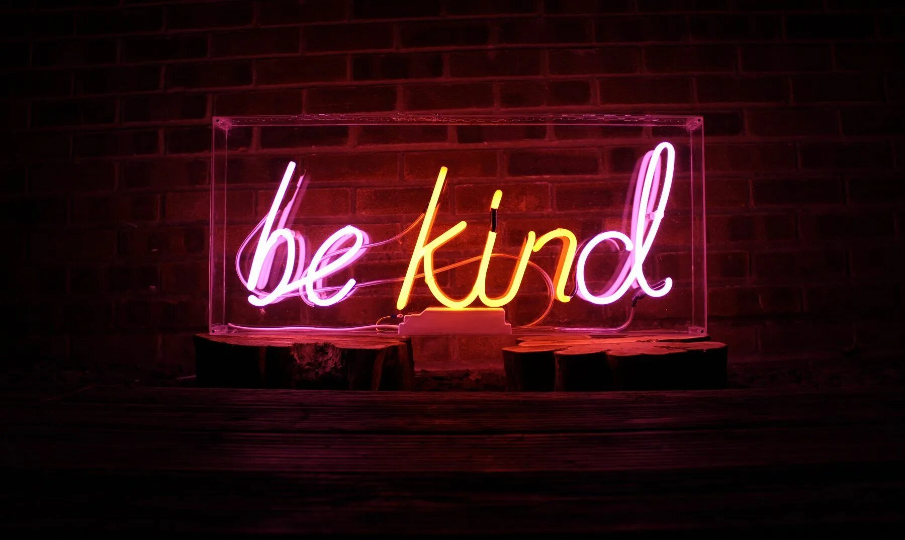 Be kind слова. Баннер неон. Неоновая вечеринка. Неоновые обои. Неоновая вечеринка надпись.