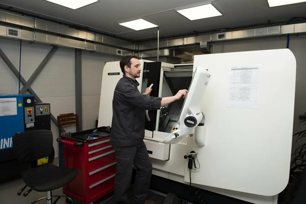 Томск уникальное производство. Производят уникальный. Препрег оэз дубна. Производят уникальный. Зал исследовательской лаборатории.