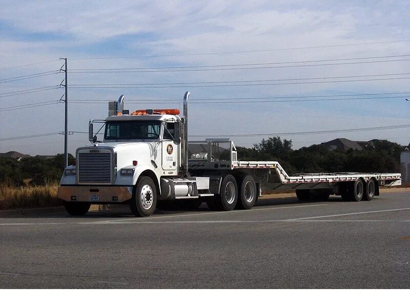 Volvo truck. Американский полуприцеп flatbed. Flatbed truck haylus. Прицеп step deck trailers. Step deck truck trailer.