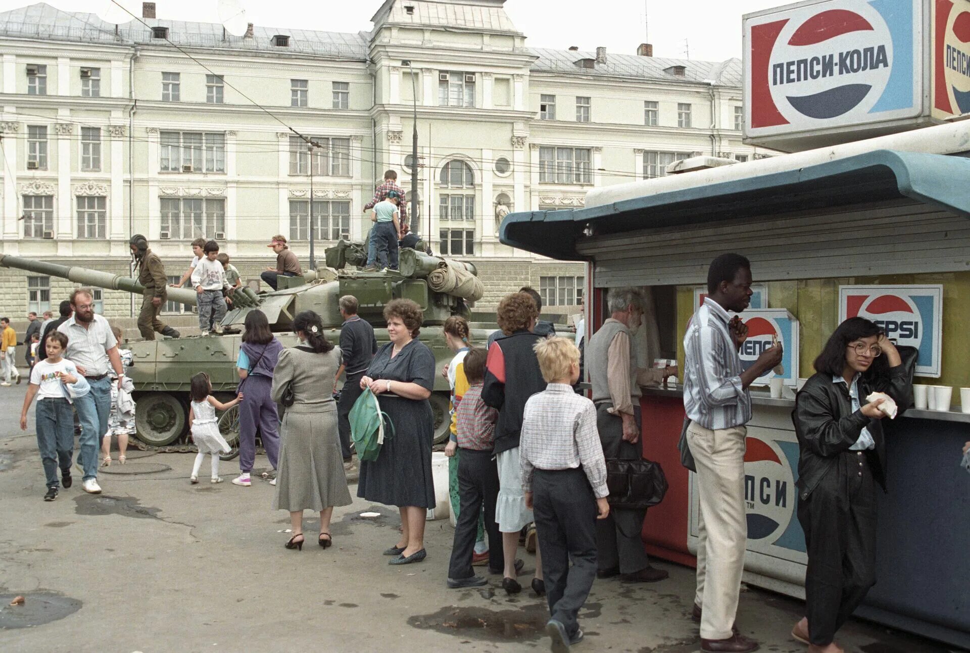 Общество в 90 е. Путч ГКЧП 1991. Москва 1991 год путч. Августовский путч Ельцин на танке. Москва август 1991.