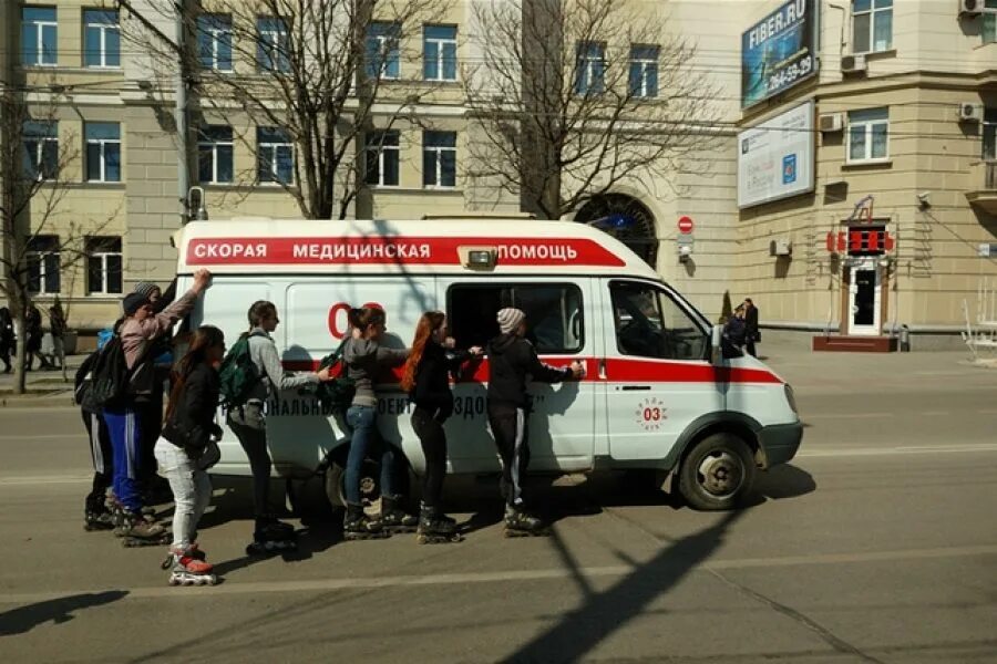 Вызов скорой помощи в спб. Врач скорой помощи. приколы со скорой. приколы скорая медицинская помощь. приколы про скорую медицинскую помощь.