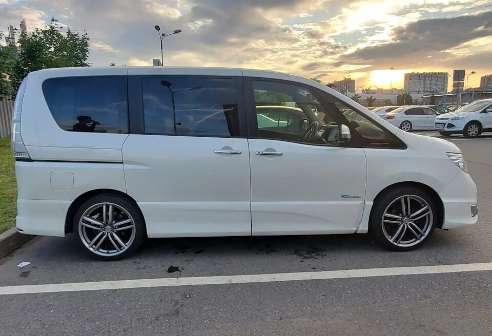 Диски на ниссан серена с27. Nissan serena 2010. Ниссан серена 27 на 17 дисках. Ниссан серена 25 кузов. Nissan serena r17.