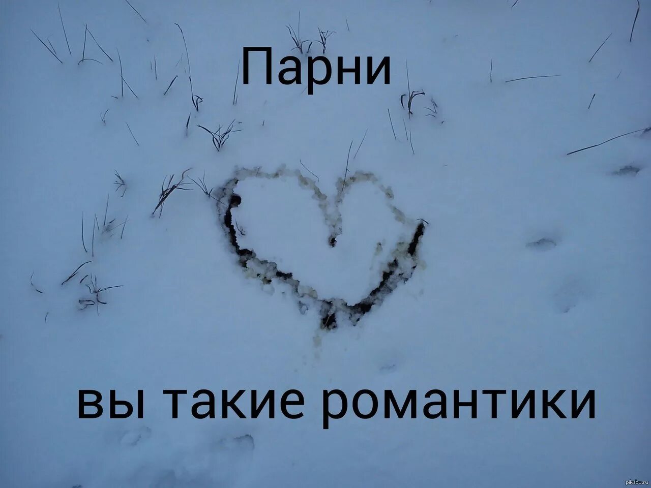 Парень пишет сердечки