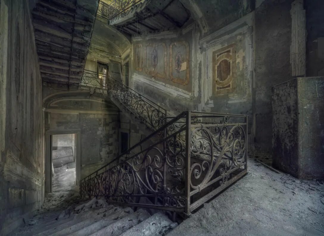 Mysterious abandoned house game. Заброшенный особняк Manor House. Особняк Данте Манор. Заброшенный особняк Manor House зимойджокерманорmtsb. Дом с призраками в вомельсдорфе, Пенсильвания.