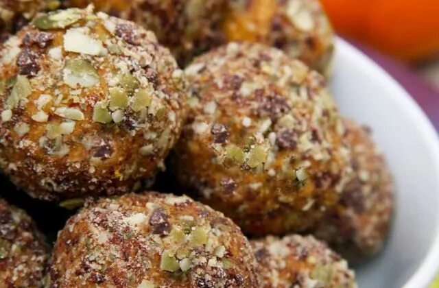 энергетические шарики еда. тыквенные шарики. вегетарианские шарики. сырные шарики с тыквой. тыквенные запеченные шарики.