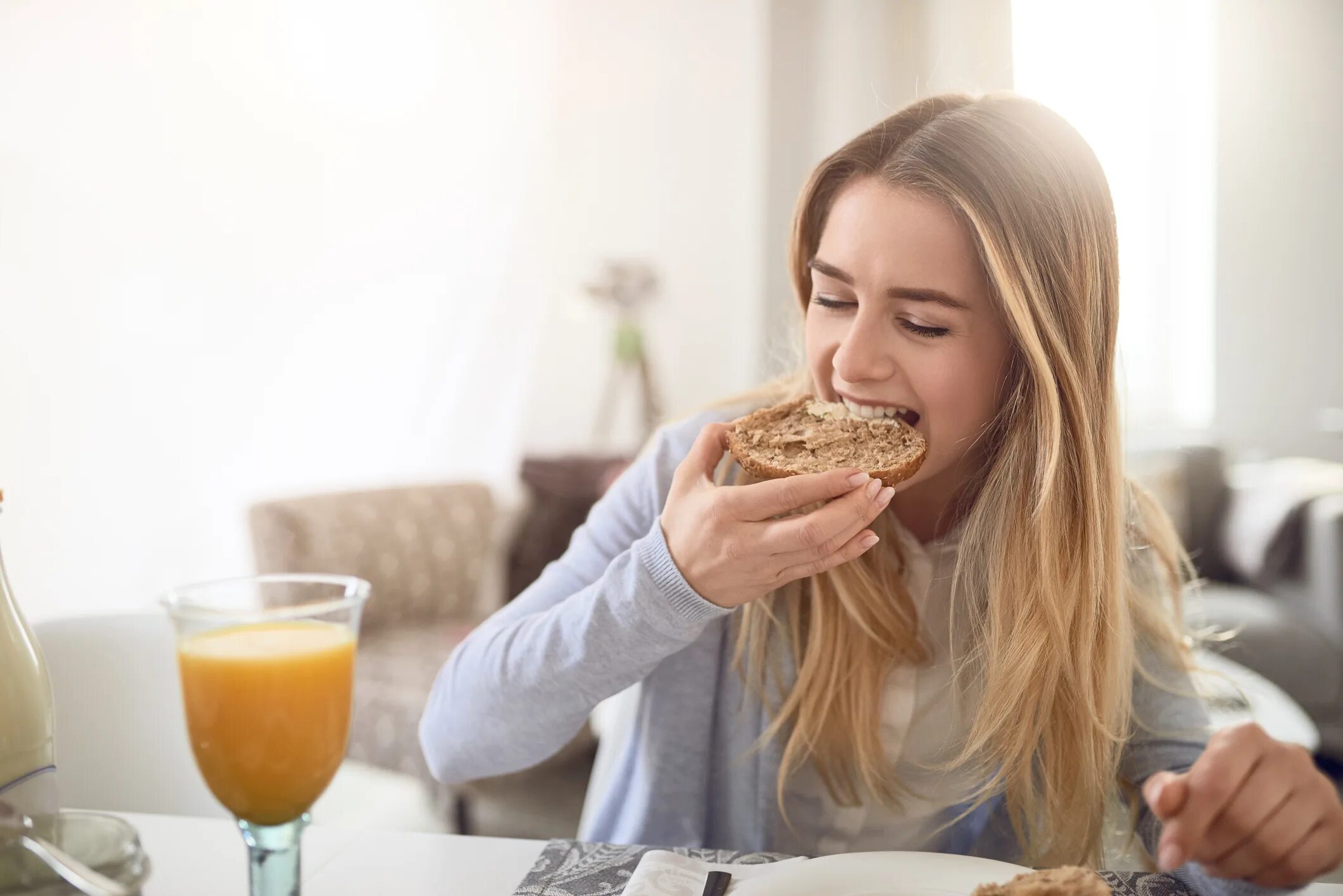 Завтрак подростка. Человек ест хлеб. Завтрак для девушки. Девушка ест хлеб.