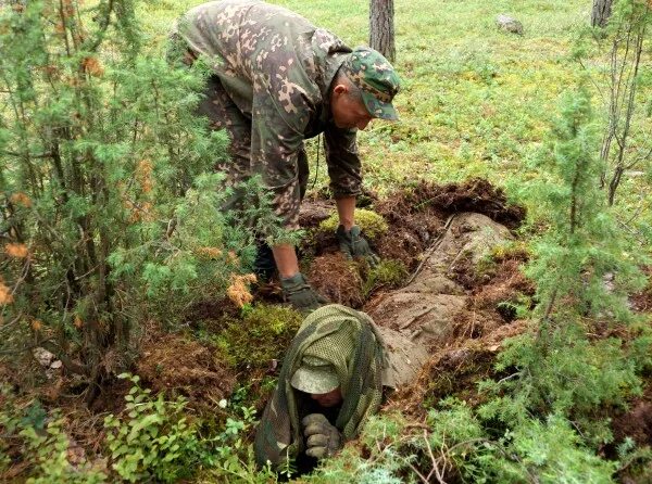 Подземная разведка. Маскировка разведчика. Снайпер в укрытии. Маскировка в лесу разведка. Маскировка окопов.