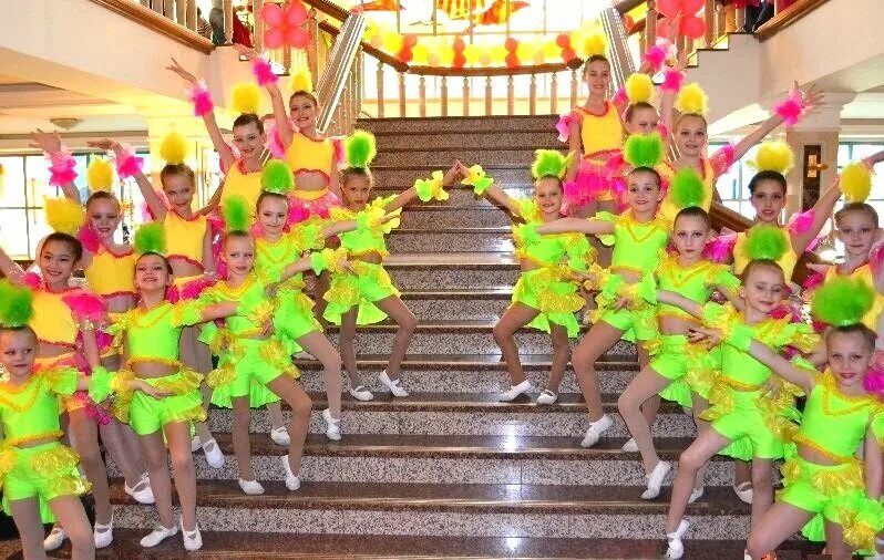 Танцевальная школа в америке. Детская студия танца. 10 лет школа танцев. Аэробика для детей. Школа танцев.