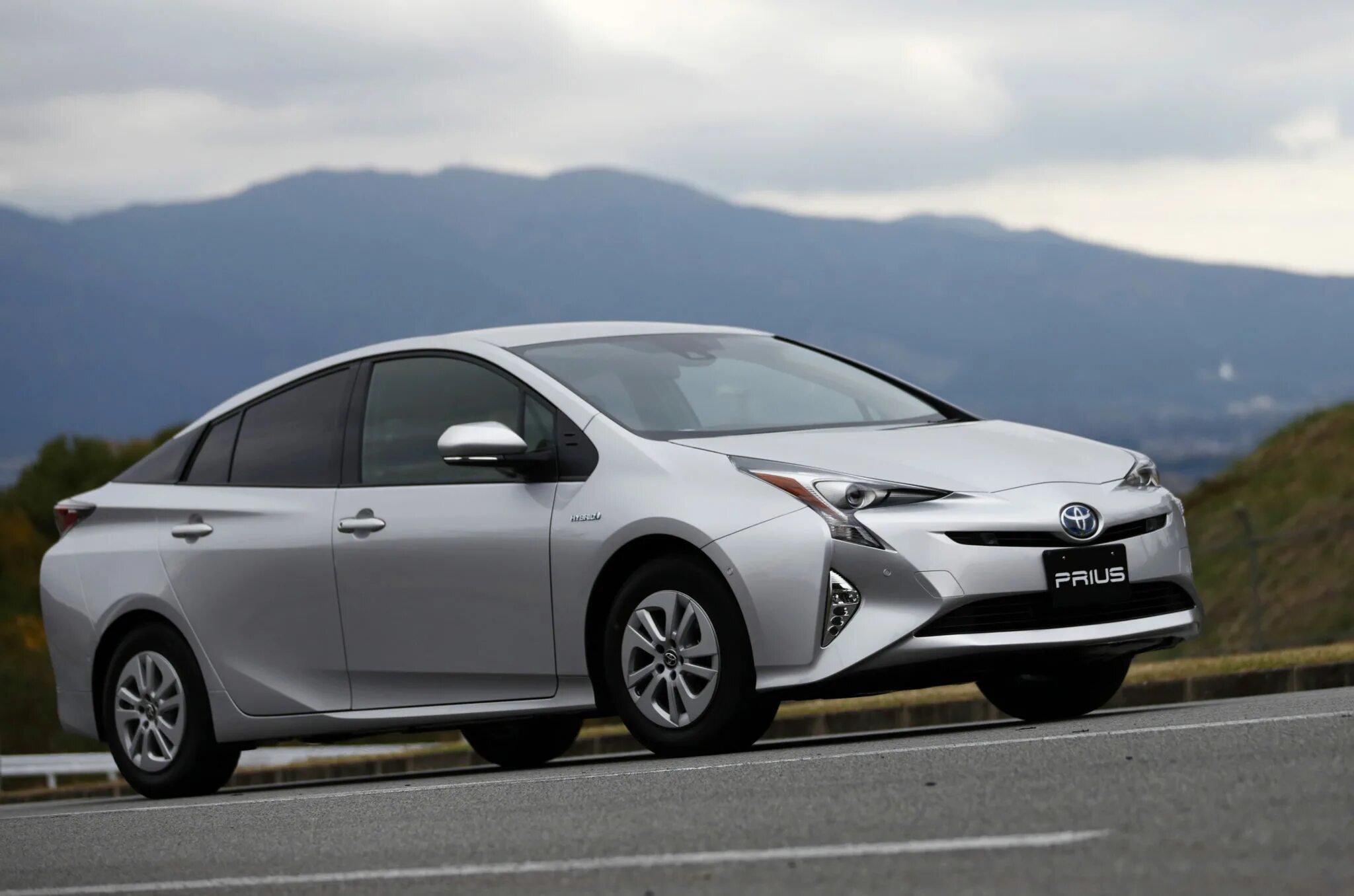 Toyota hybrid. Тойота Приус гибрид. Toyota Prius 4 Hybrid car. Toyota Prius у334тт27. Prius Prime Silver.