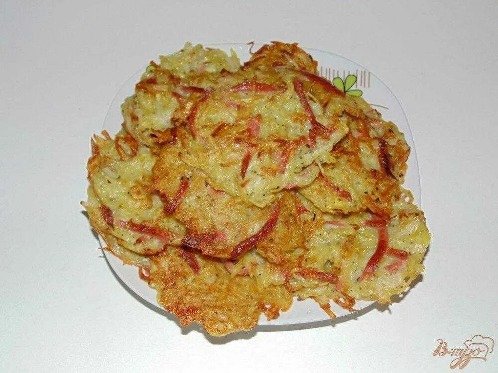 Драники с сосисками. Драники из картошки с колбасой и сыром. Драники из картошки с колбасой. Драники картофельные с колбасой и сыром. Драники с колбасой рецепт