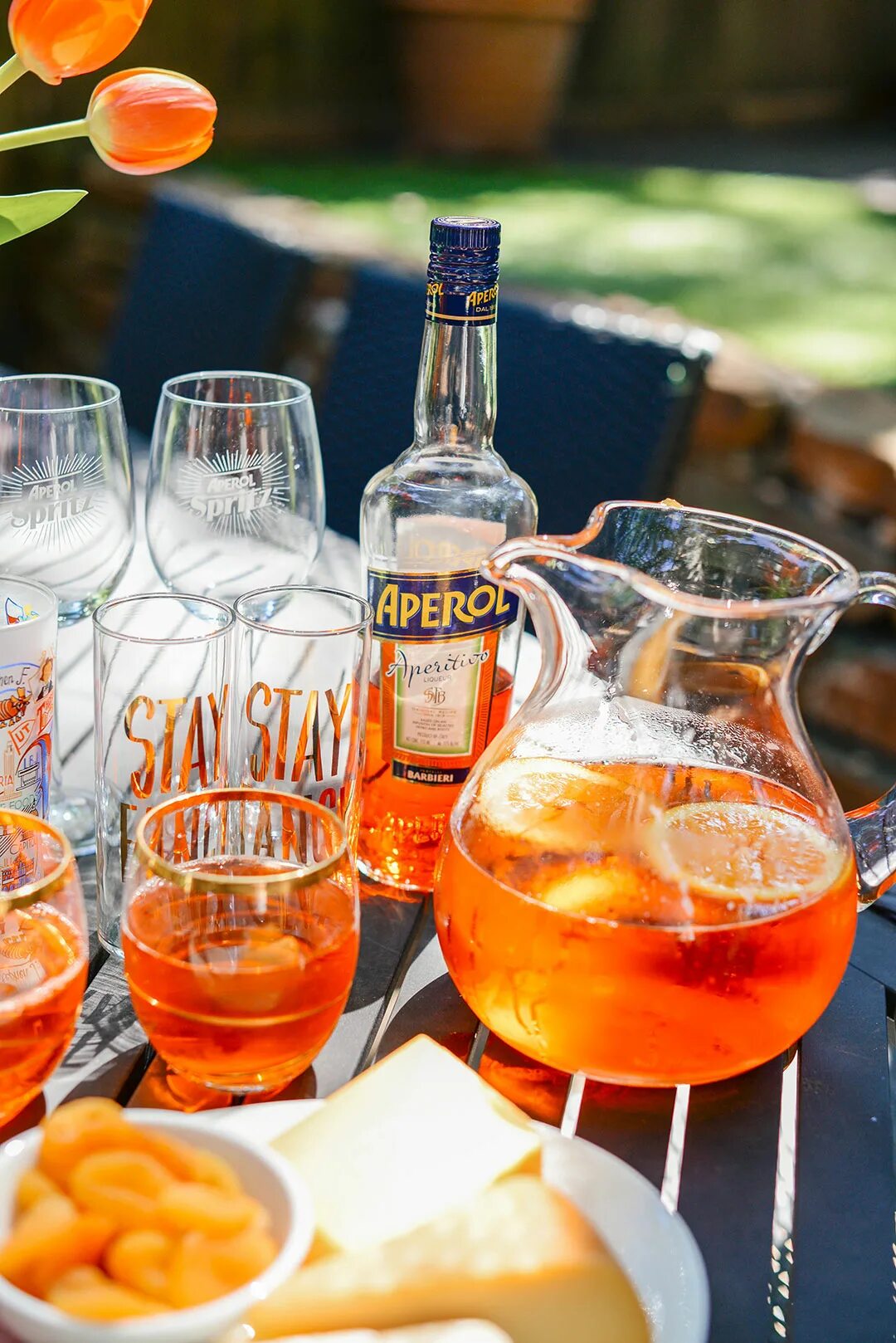 С чем пьют апероль в домашних. Aperol Spritz коктейль. Арбузный Апероль. Апероль с апельсином. Aperol Spritz кафе.