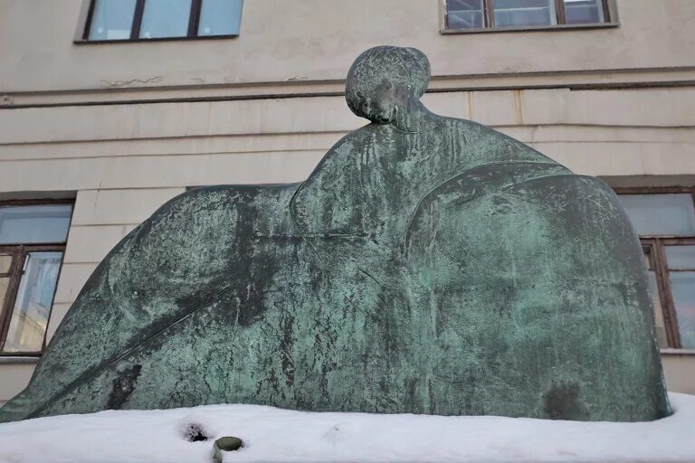 памятник анне ахматовой (москва). дворик анны ахматовой в питере граффити. дом анны ахматовой в москве на ордынке. ахматова 17. стихотворение ахматовой про сына.