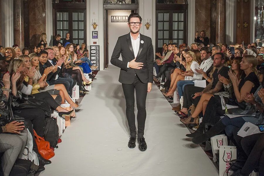 Неделя моды в москве гостиный двор. Фэшн мероприятие на улице. Неделя моды в москве фото. Фэшн мероприятия. Фэшн мероприятия.