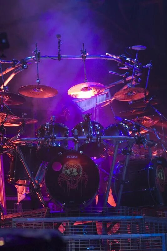 Уличные барабаны. Барабаны на сцене. Drum metal. Drums art. Drum kit tama double bass.