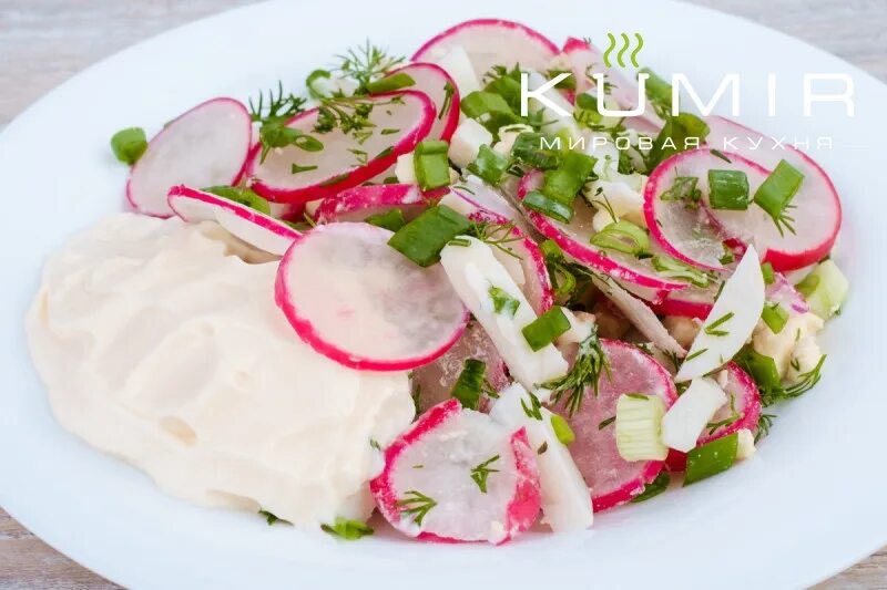 Зеленый салат с луком и редисом. Салат с редисом вкусный рецепт с фото. Салат из редиса с яйцом. Закуска с редиской. Салат с редиской и огурцом и яйцом.