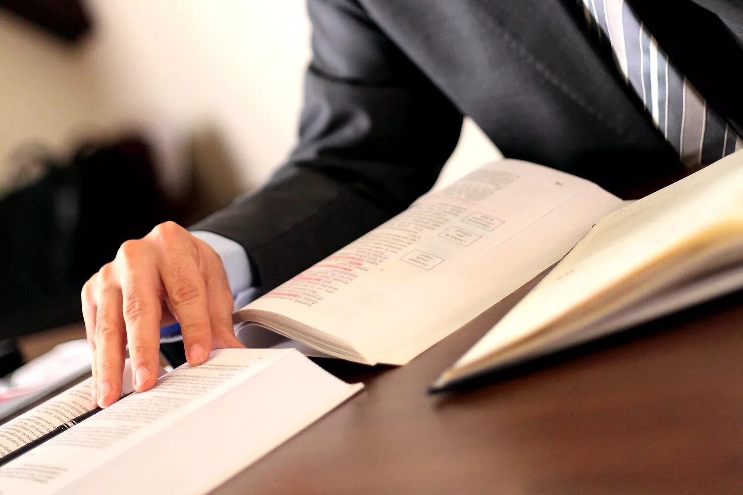 Юридические услуги. Привлечение к ответственности. Представительство в суде. Юрист адвокат. Адвокат и доверитель.