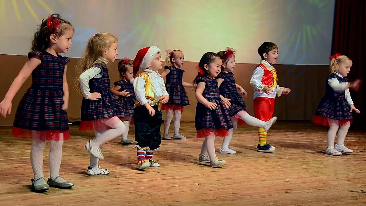 Танец детей 5 лет видео. Приветствие детей танцуя. Танцует малыш 3 годика. Танец для детей 3-4 лет видео. Танцы для детей с 3 лет Волгодонск.
