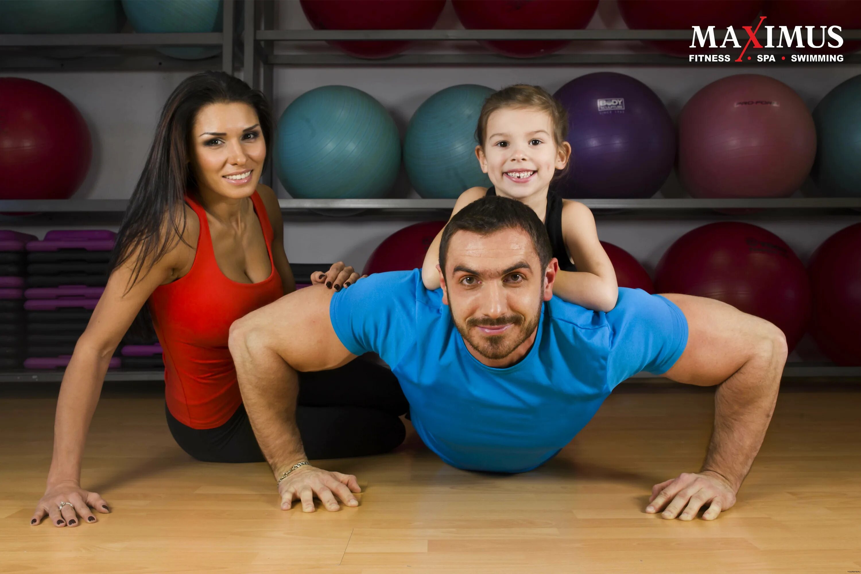 Семейный спортзал. Семейный спортзал. Семейный фитнес. Семейный спортзал. Спортивная семья.