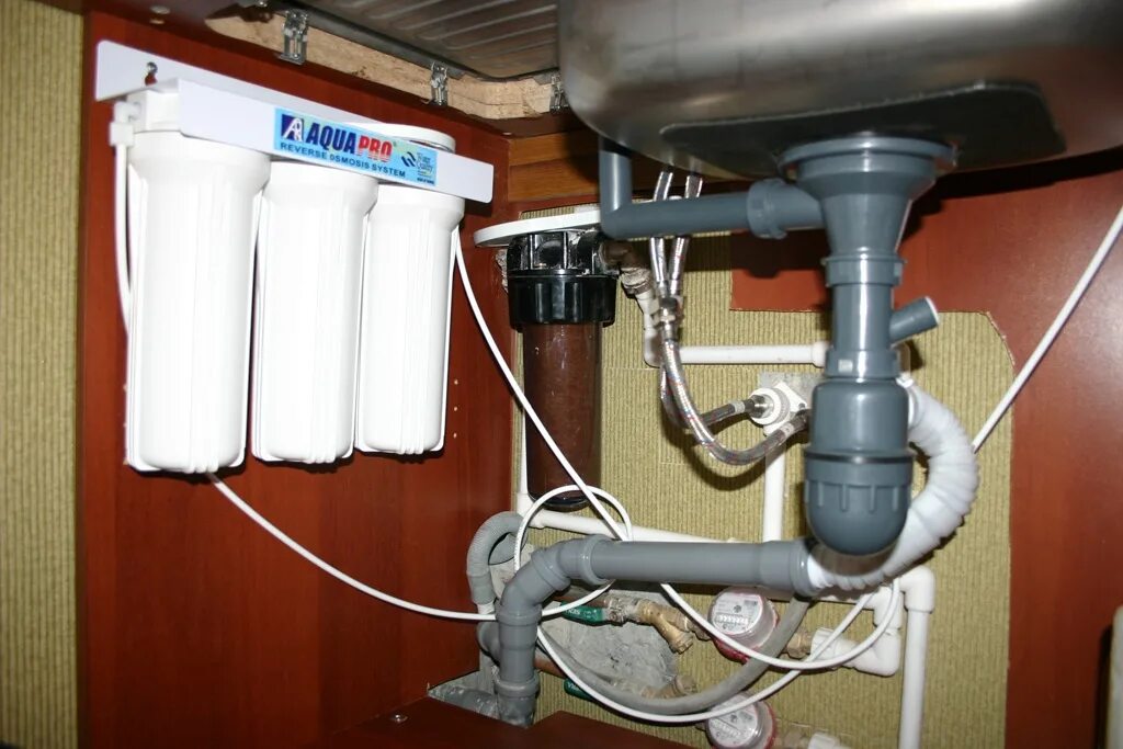Соединение фильтра для воды. Система очистки воды для квартиры. Фильтр под раковину. Монтаж фильтра для воды. Крепление фильтра для воды под мойку.