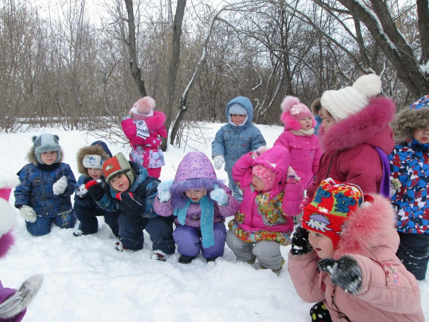 Прогулка в детском саду. Зимняя прогулка в доу. Зимняя прогулка для детей в детском саду. Дети на прогулке в детском саду. Зима для дошкольников.
