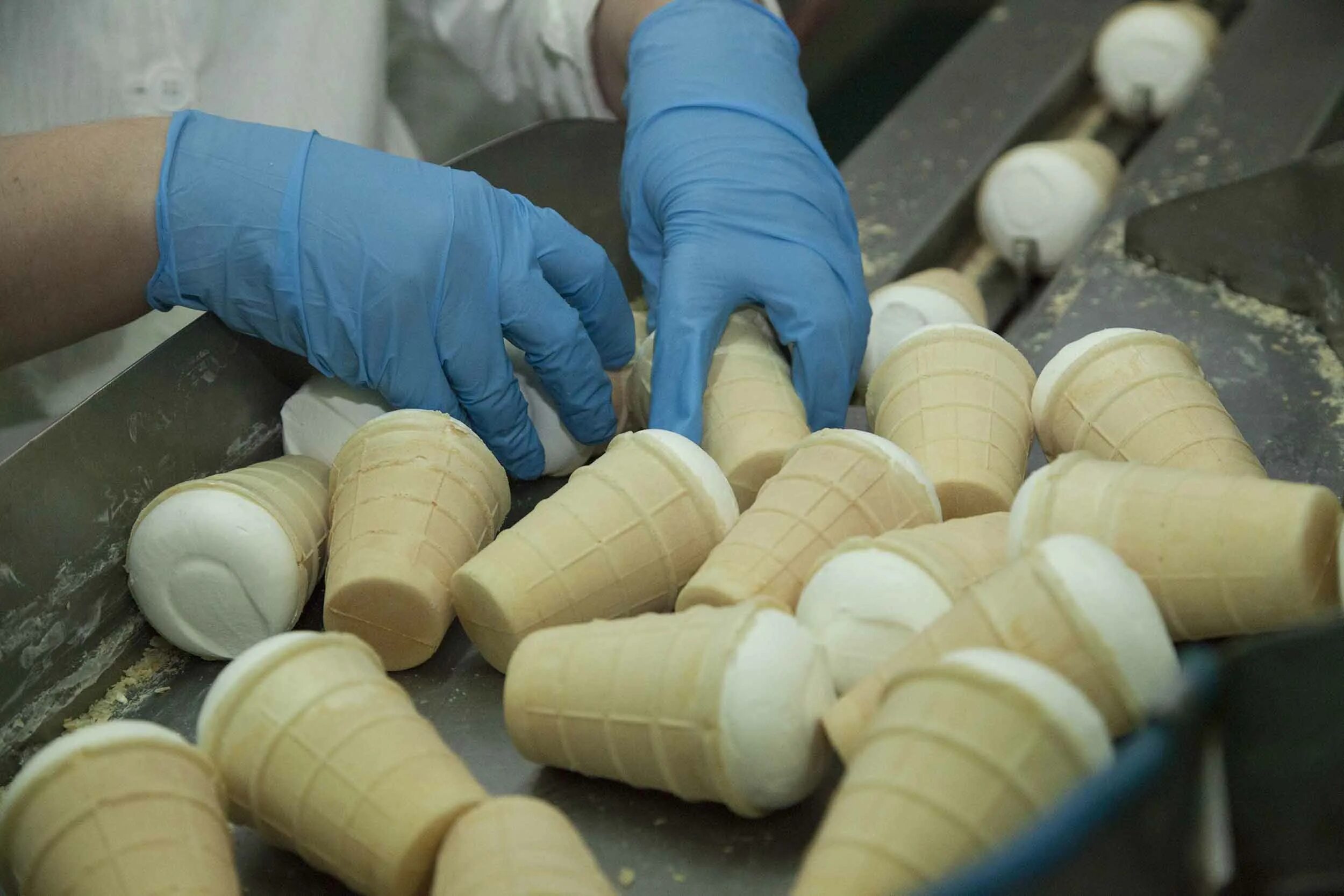 фасовка мороженого. мороженое фасуют. укладчик-упаковщик мороженого. фабрика мороженого великие луки. упаковщик мороженого укладчик фабрика.