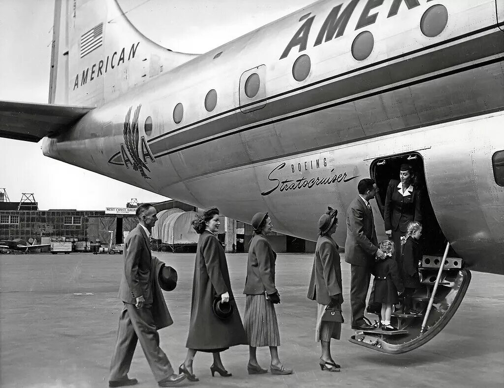 Как летали самолетами раньше. Боинг-377 Stratocruiser. Боинг 377 Стратокруизер фото. Боинг 377 Стратокруизер приводнение. Boeing 377 Stratocruiser салон.