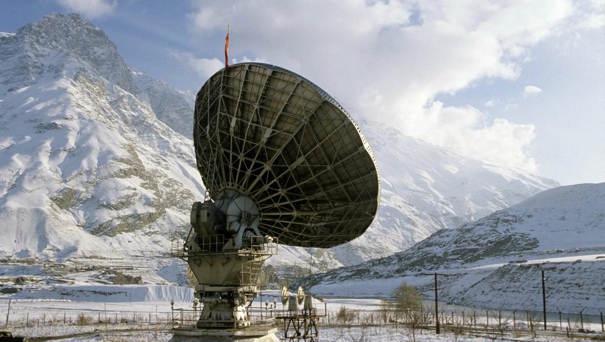 Земная станция связи. Земная станция спутниковой связи Ямал-37. Спутниковая антенна. Антенна спутниковой связи. Станция космической связи.