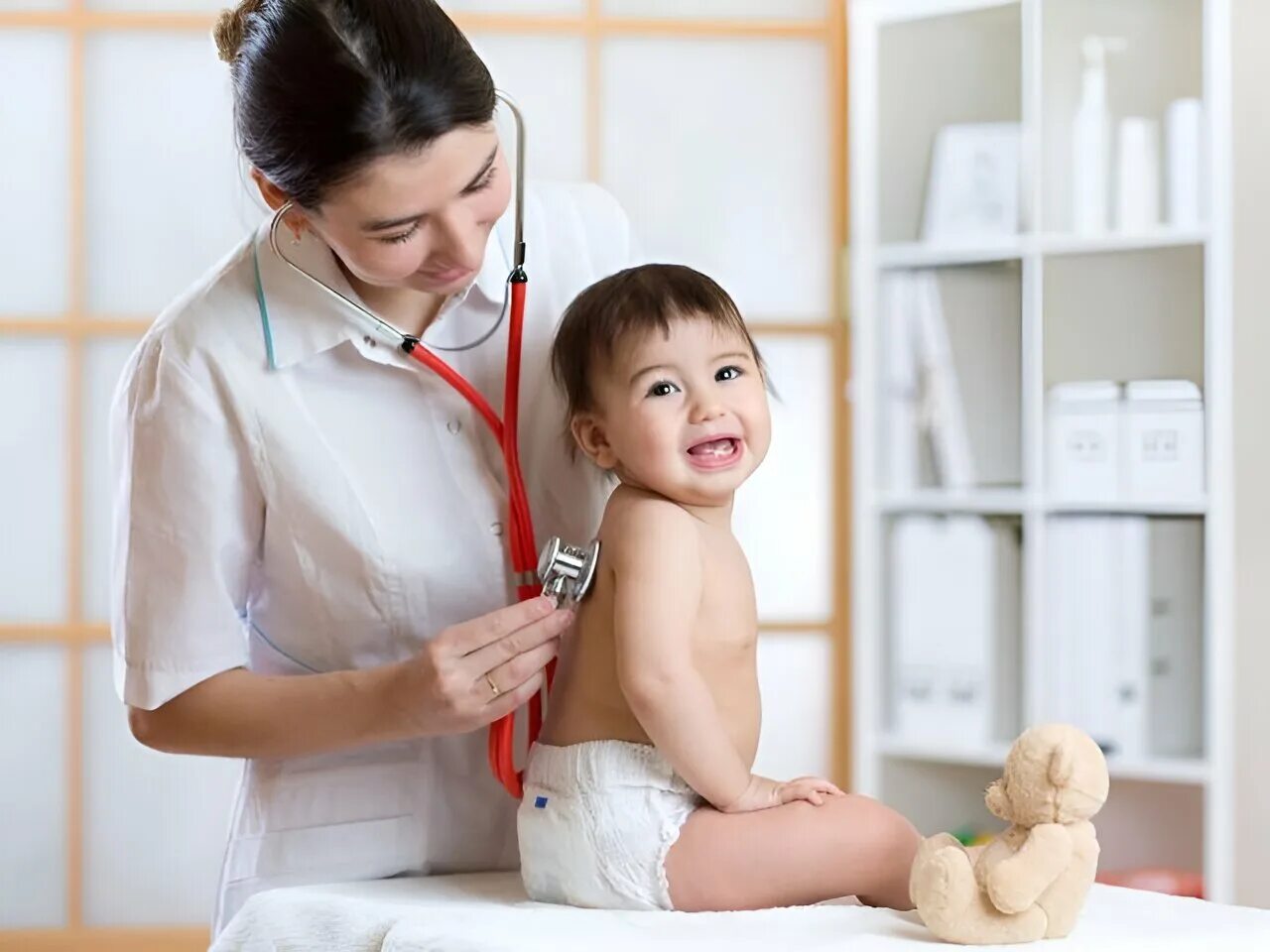 Nurse back. Ребенок с фонендоскопом. Детский врач женщина. Женщина педиатр. Педиатр фон.