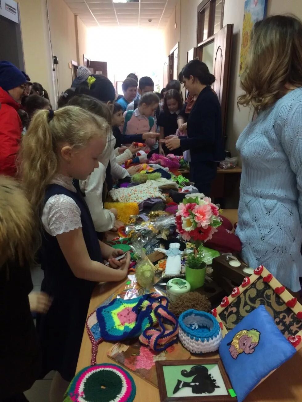 Поделки на ярмарку. Еда на ярмарку в школу. Что можно сделать на школьную ярмарку. Поделки на школьную ярмарку своими руками. Игрушки на школьную ярмарку своими руками.