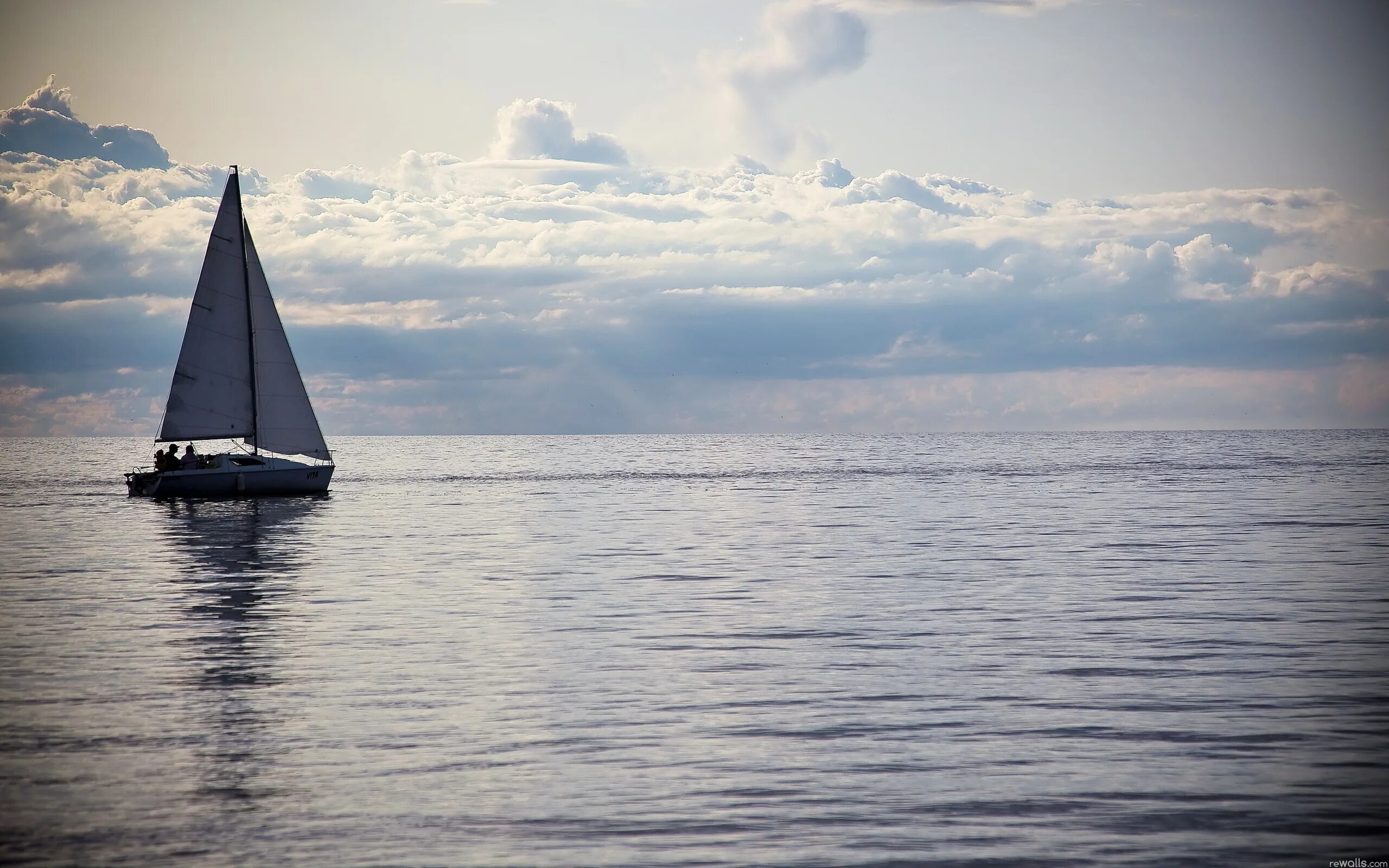 Лодка в море. Море Парус. Яхта вдалеке. Корабль вдали.