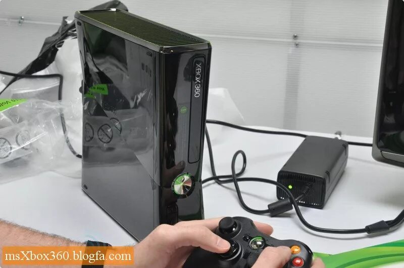 Замена процессора xbox 360 slim undefined. Xbox 360 Slim. Xbox 360 Slim комплектация. Процессор Xbox 360 Slim. ПК из Xbox 360 Slim.