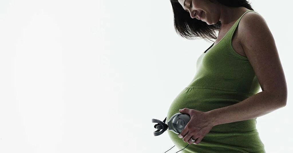 Музыка для беременных. Пение для беременных. довольная беременная женщина. беременные поют. пение при беременности.