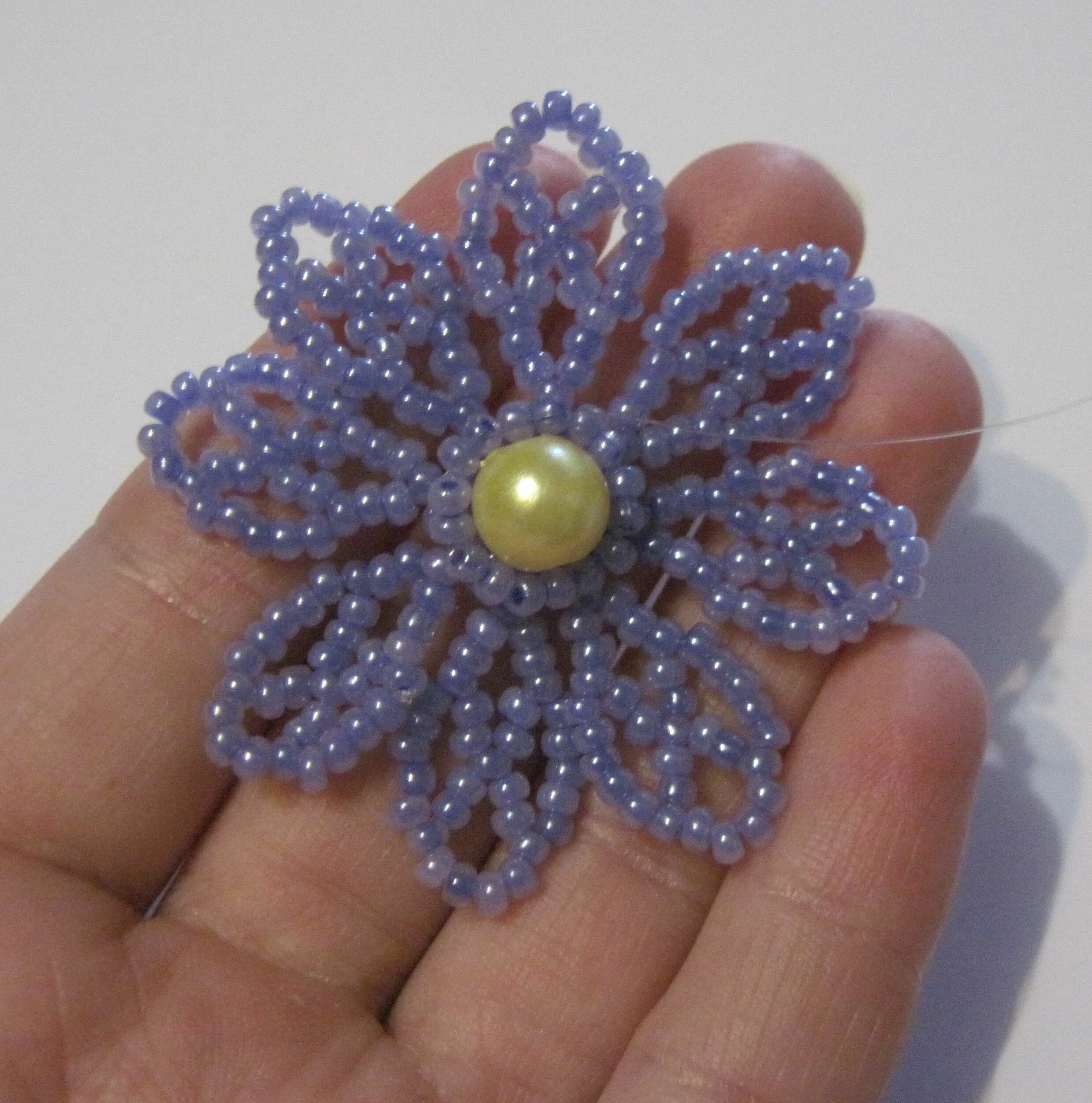 Kazari sakuiro схемы. Бисер цветы из бусин. Цветы из бисера мастер класс. Плетение бисером. Бисероплетение цветы.