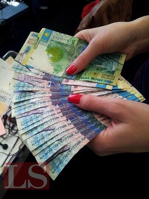Деньги в тг. Деньги тенге. тенге в руках. девушка с тенге в руках. пачка денег в руках.
