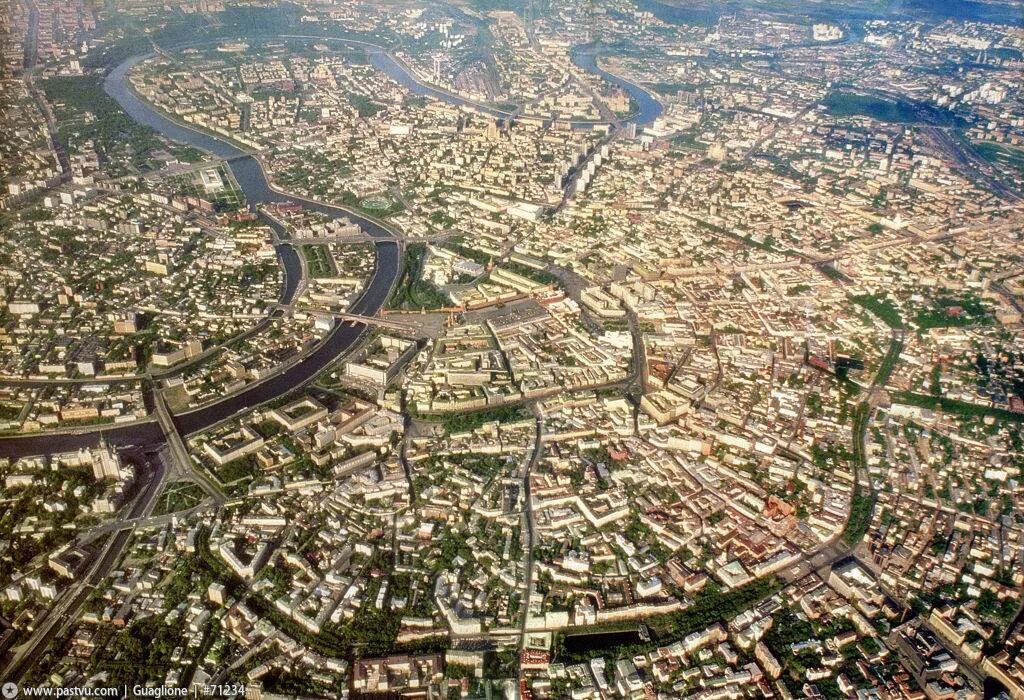 Центр москвы с высоты птичьего полета панорама. Показать город с высоты птичьего полета. Вид с птичьего полета. Томск с высоты птичьего полета. Вид петербурга с высоты птичьего полета.