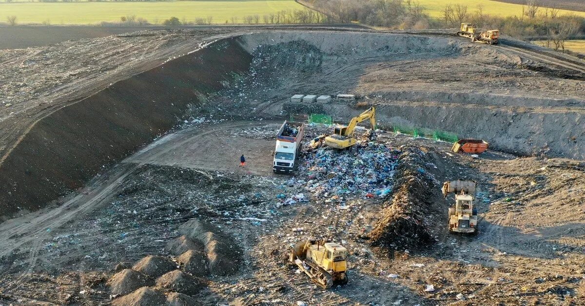 Тко старый. Мусорный полигон Динская. Свалка в Динской. Свалка ТБО Динской район. Откосы полигона ТКО.