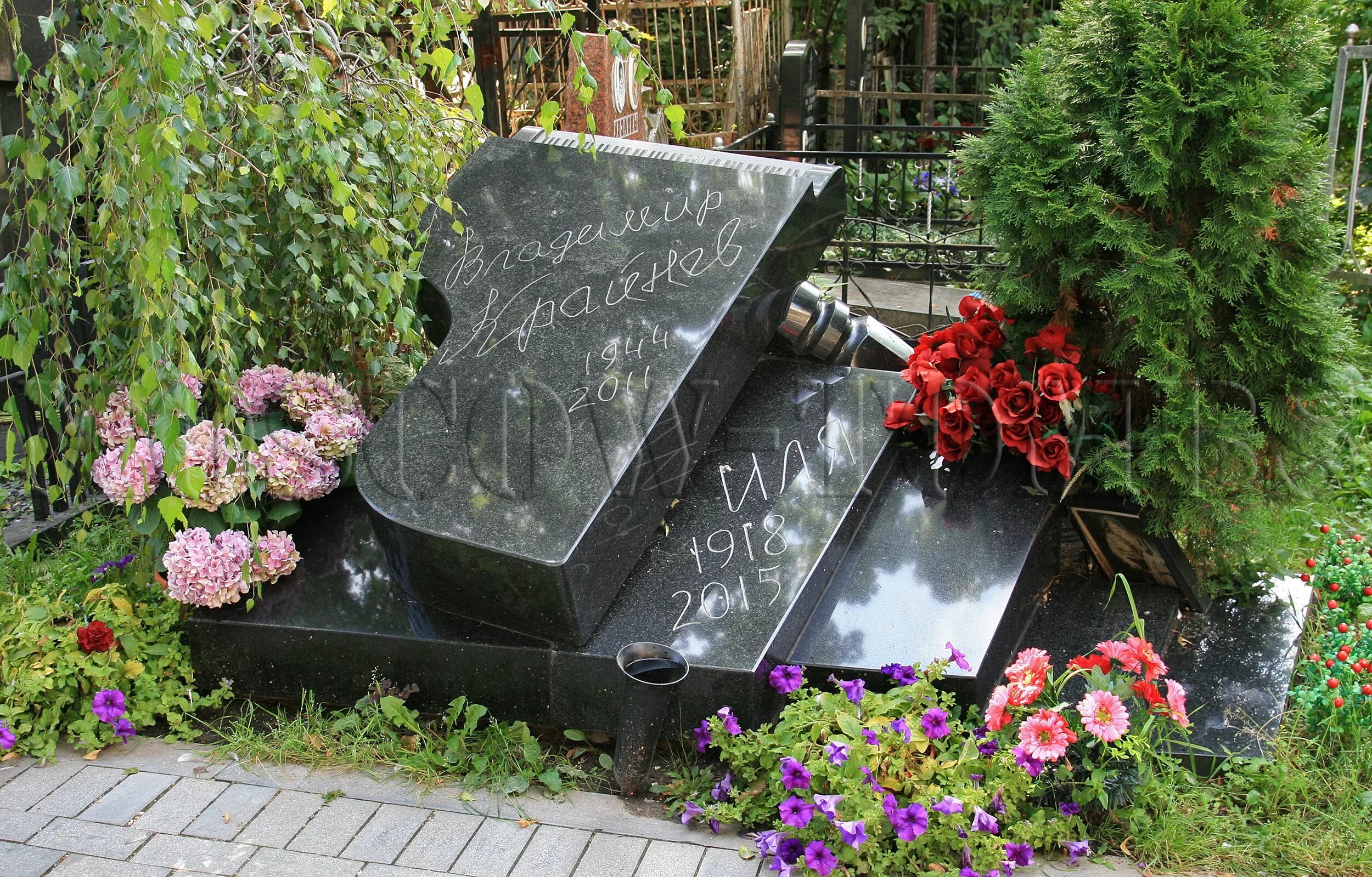 Памятник на могилу virtual necropolis