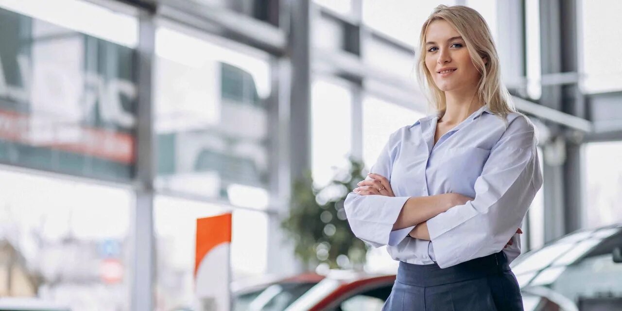 Администратор автосалона. Люди в автосалоне. Кассир в автосалон. Женщина менеджер автосалона. Женщина менеджер автосалона.