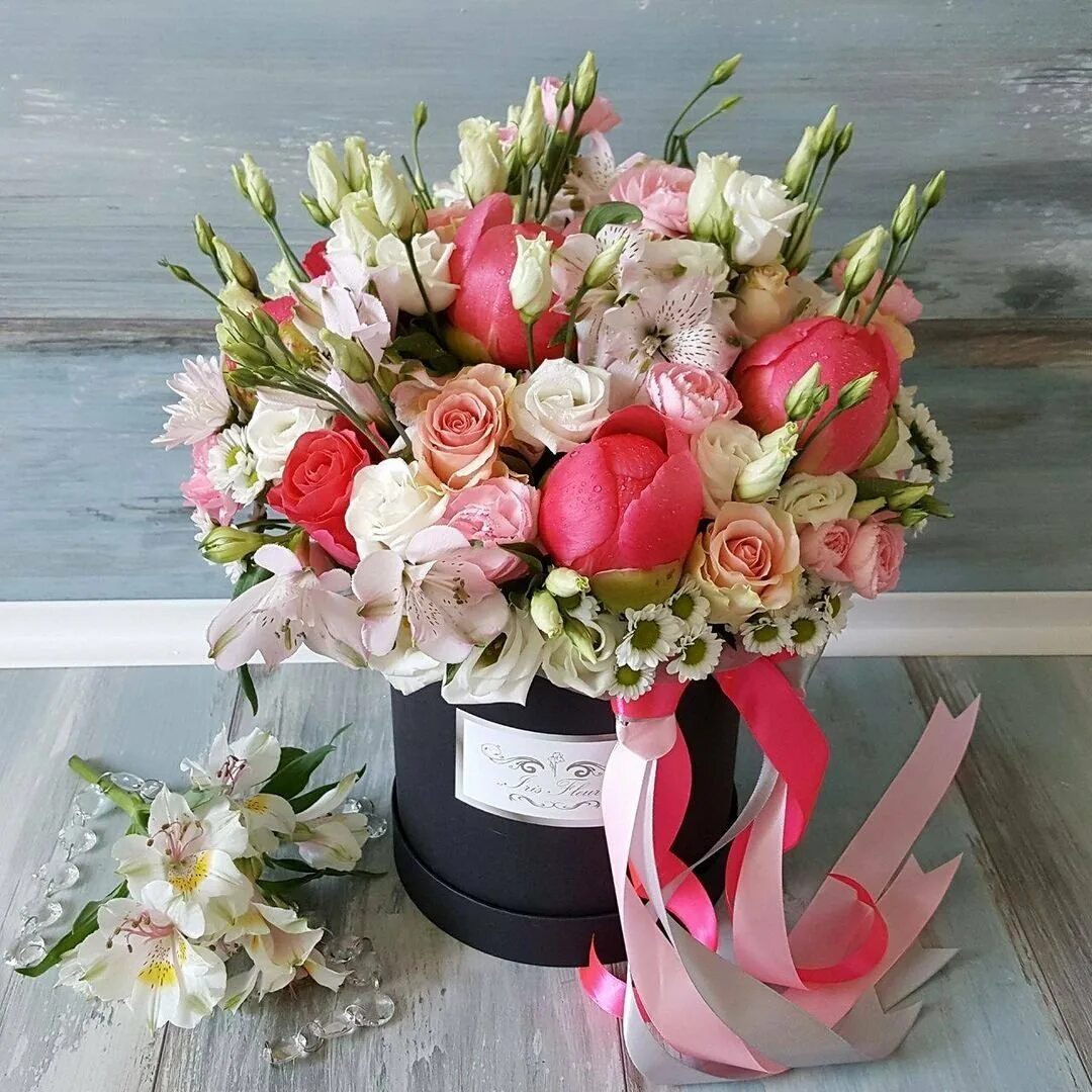 Стильный букет. С днем рождения современный букет. С днем рождения современный букет. Лютики,маргаритки,эустома. Букет «современный».