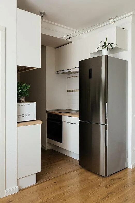 Кухня без холодильника. Холодильник на кухне. Отдельностоящий холодильник в интерьере. Кухня с отдельностоящим холодильником. Отдельно стоящий холодильник на кухне.