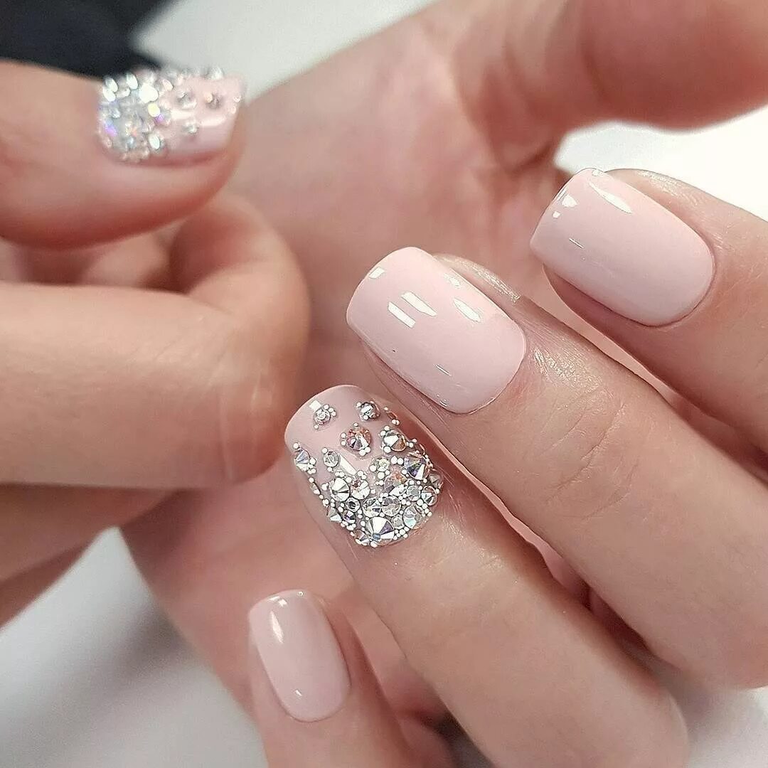 Стразы для ногтей белые. Молочные со стразами. Светлые ногти со стразами. Молочный маникюр. Французский маникюр с камушками.