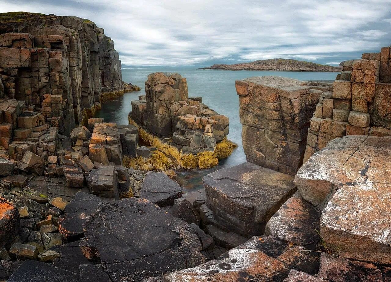 Сопки кольского полуострова. Кольский полуостров баренцево море. Про кольскую. Полуостров рыбачий скалы. Кольский полуостров ландшафт.