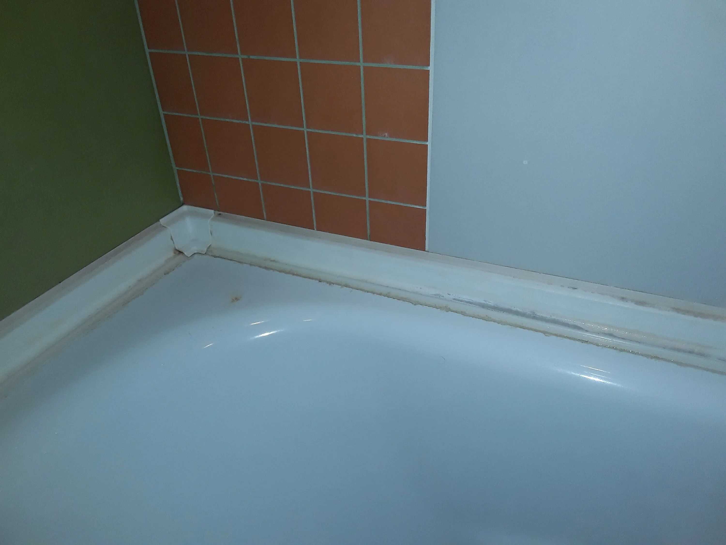 Стык плитки и стены. Галтель для ванны заделать щель 80 мм. Керамический плинтус для ванной. Шов между ванной и стенко. Отделка края ванны.