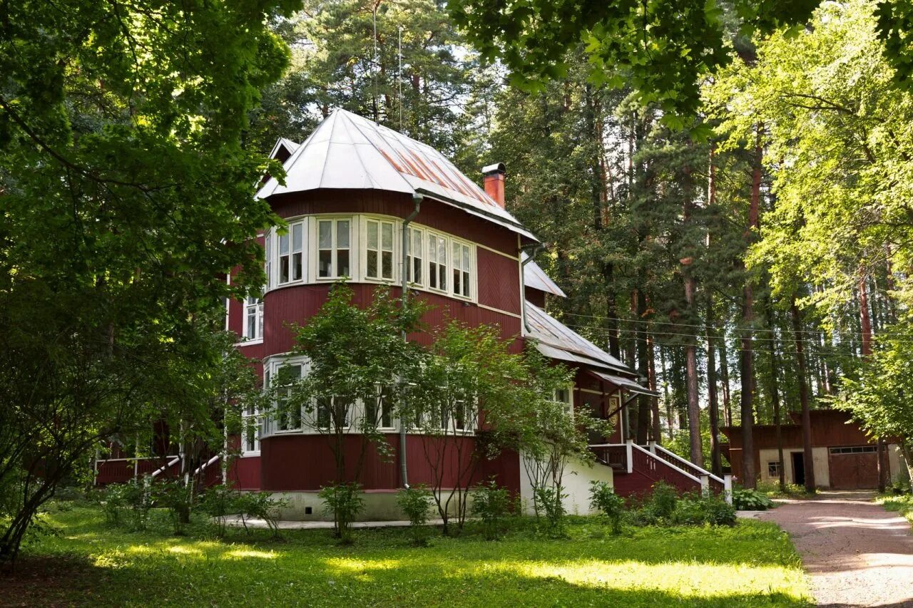 Переделкино писательский поселок пастернака. Поселок писателей переделкино. Дом корнея чуковского в переделкино. Поселок писателей переделкино. Музей бориса пастернака в переделкино.