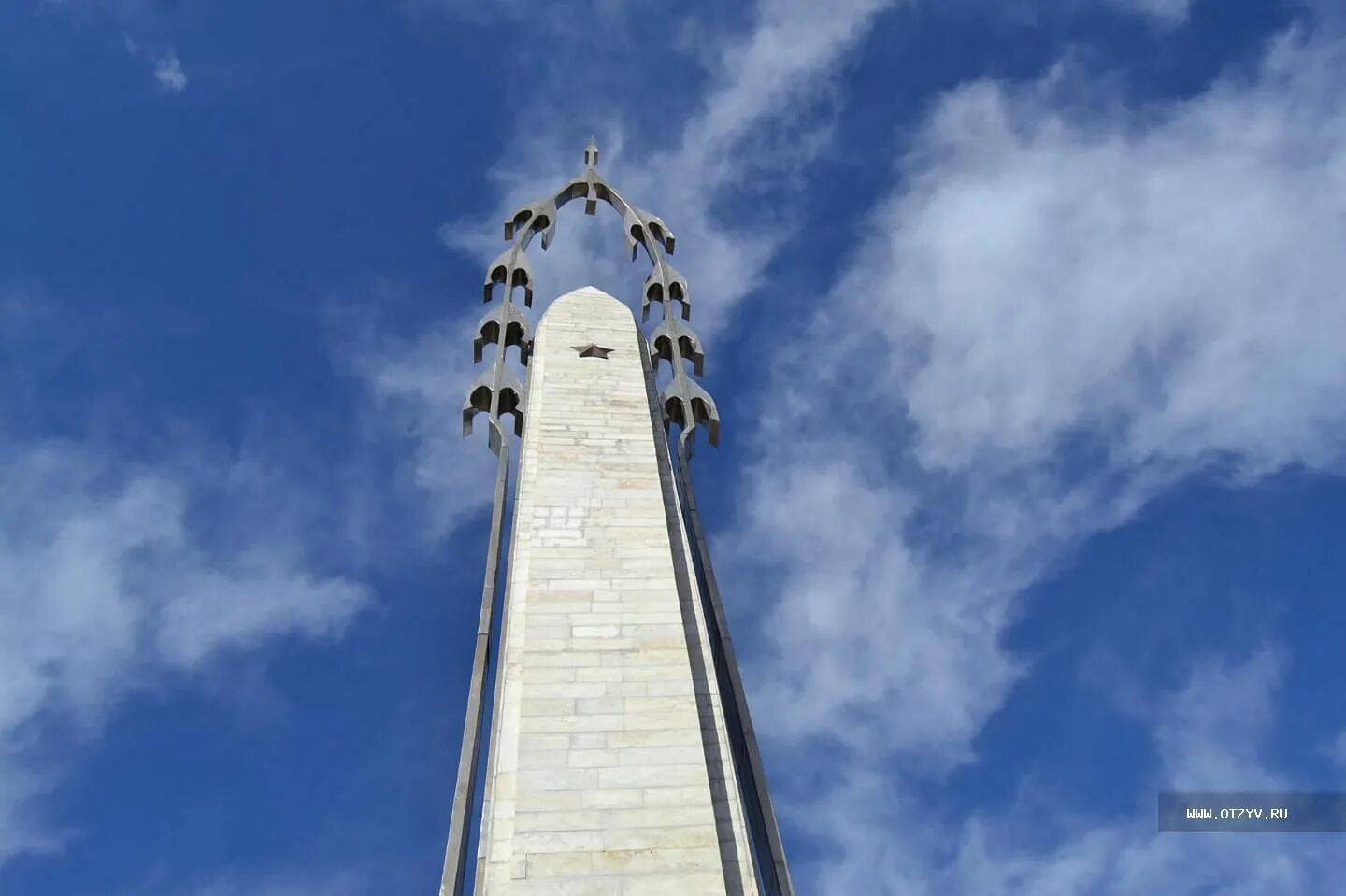 Мемориальный комплекс белые журавли в дагестане. Мемориал журавли. Журавли в гунибе. Памятник белым журавлям в дагестане. Журавли в гунибе.