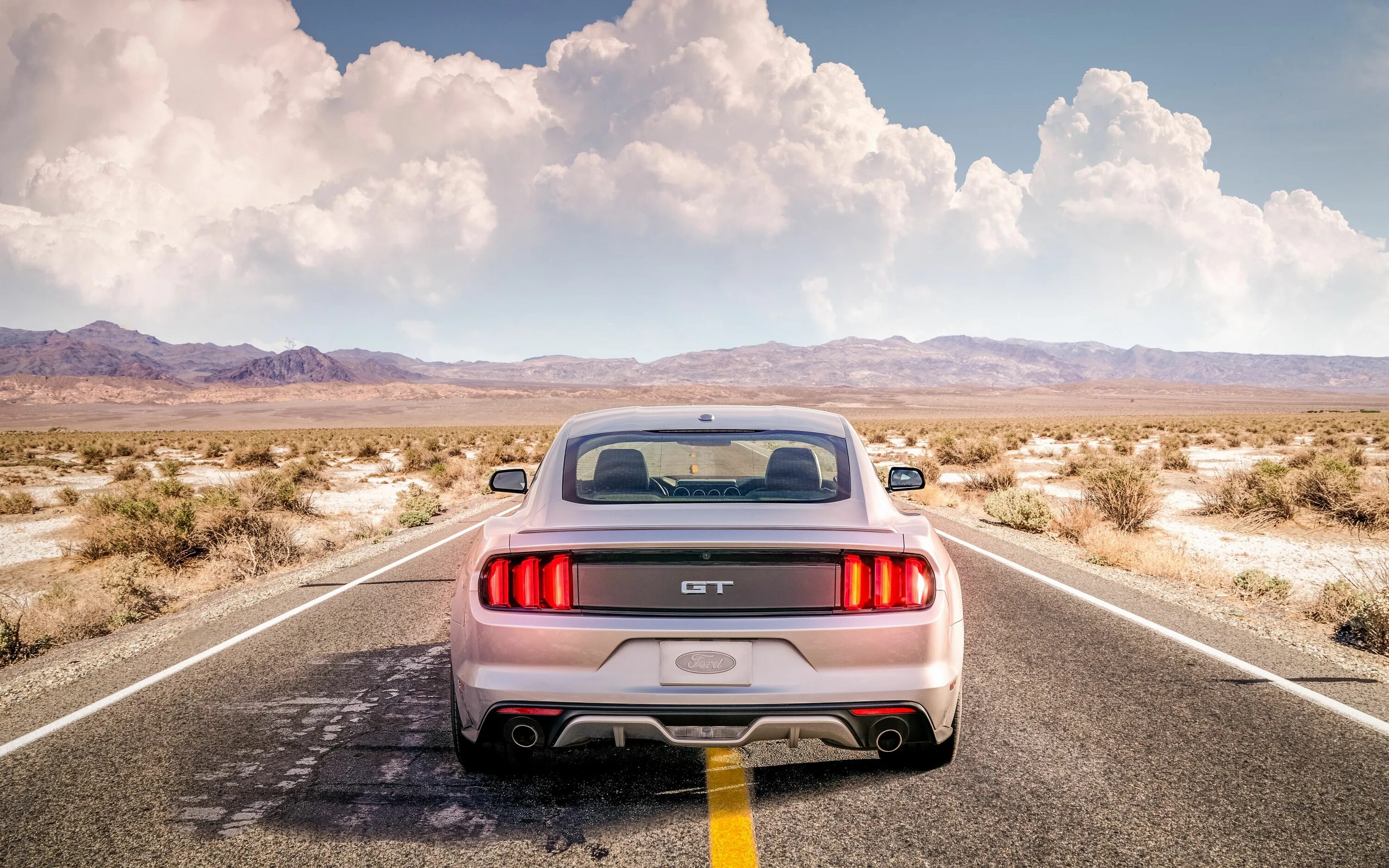 Додж челленджер на закате. Car 4 on the road. Дороги с машинами. Машина на дороге. Белый mclaren 570gt.