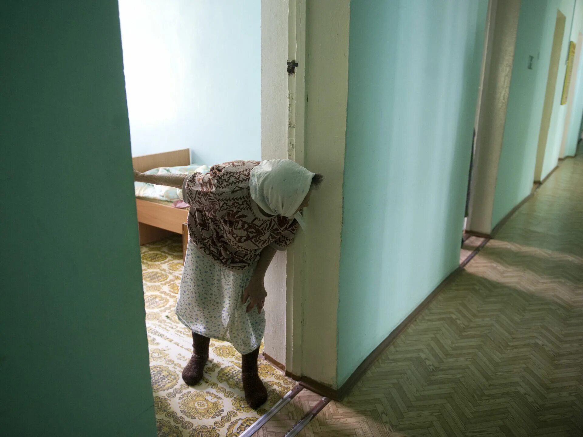 В дом престарелых поди сдадут знаешь ивановна. Женщина в интернате. бабушка в доме престарелых. пансионаты в уфе для пожилых. дом престарелых ужасные условия.