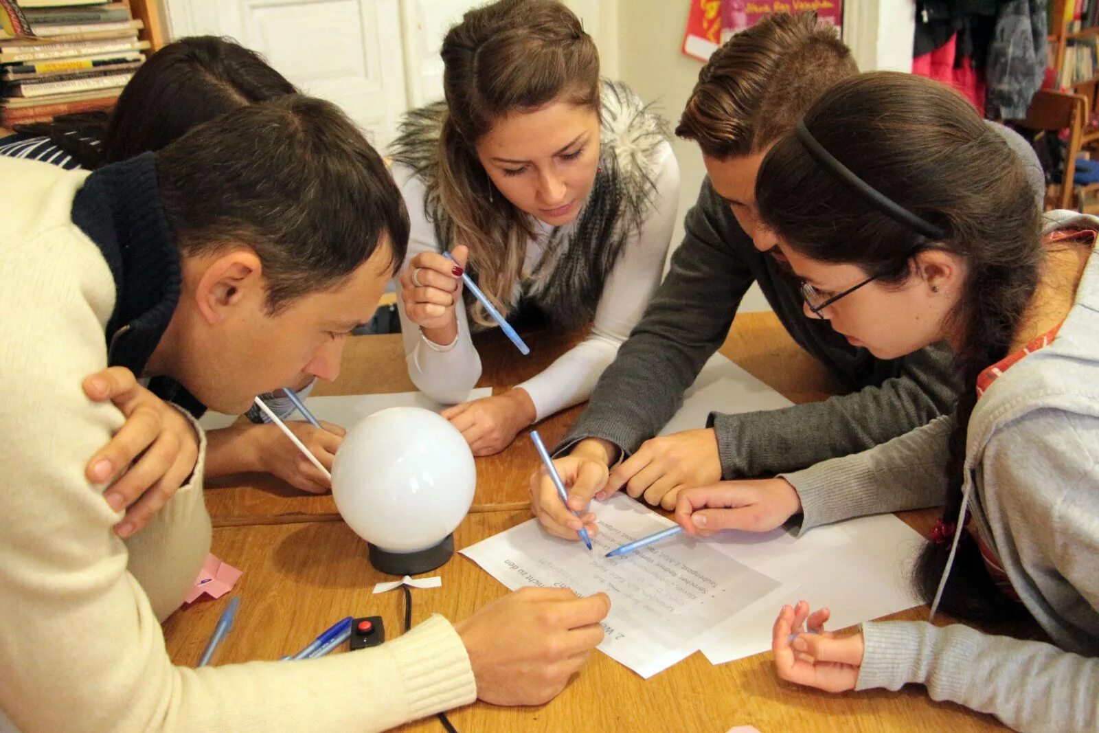 компьютерные игры. потенциал человека. интеллектуальные интернет игры. интеллектуальные настольные игры. рисунок на тему психология.