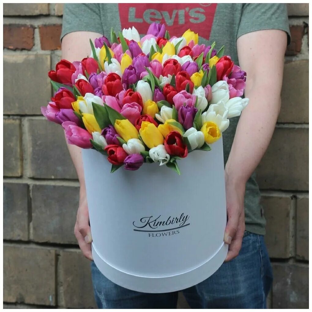 Жарден букеты екатеринбург. Цветы псков. Букет 48. Букет из живых альстермерий. 9 альстромерий в матовую упаковку конвертик.